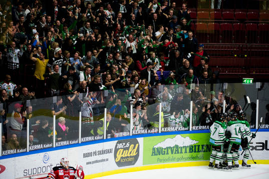 Rögle jublar med publiken och Malmö Redhawks målvakt