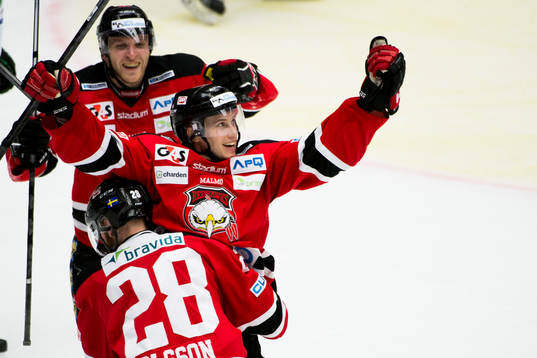 Malmö Redhawks Robin Alvarez firas av David Liffiton och