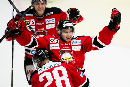 Malmö Redhawks Robin Alvarez firas av David Liffiton och