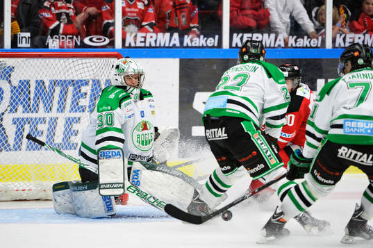 Oroligt framför Rögles målvakt Kevin Lindskoug