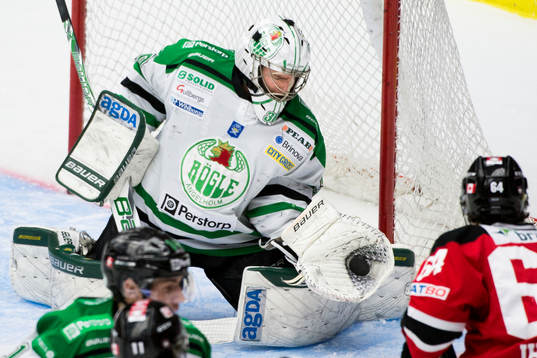 Rögles målvakt Kevin Lindskoug räddar
