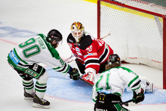 Malmö Redhawks målvakt Robin Rahm lämnas ensam mot
