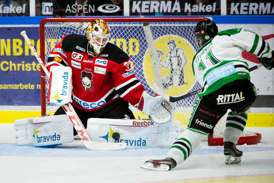Malmö Redhawks målvakt Robin Rahm räddar ett friläge