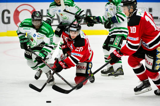 Malmö Redhawks Henrik Hetta kastar sig mot pucken framför