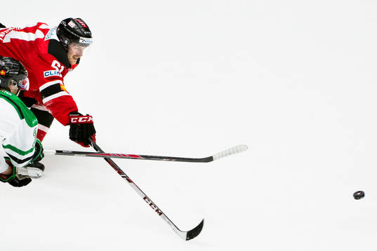 Malmö Redhawks Nicklas Jadeland sträcker sig