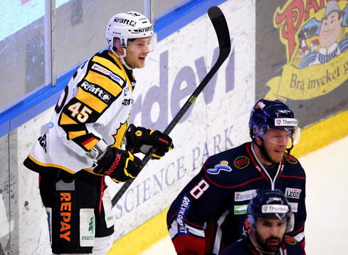 Skellefteås Oscar Möller jublar och Linköpings Albin