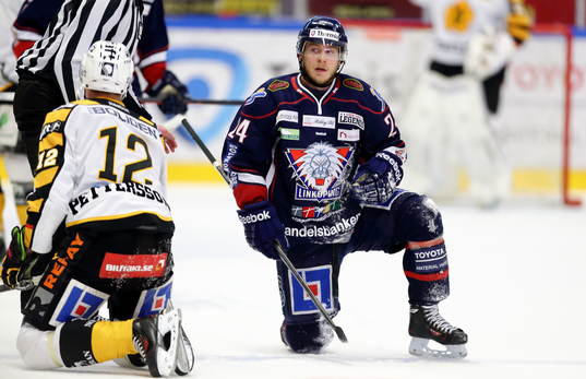 På knä Skellefteås Adam Pettersson och Linköpings