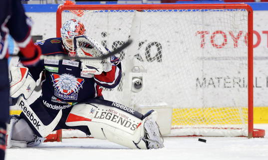 Mål 2-6 av Skellefteås Petter Emanuelsson bakom