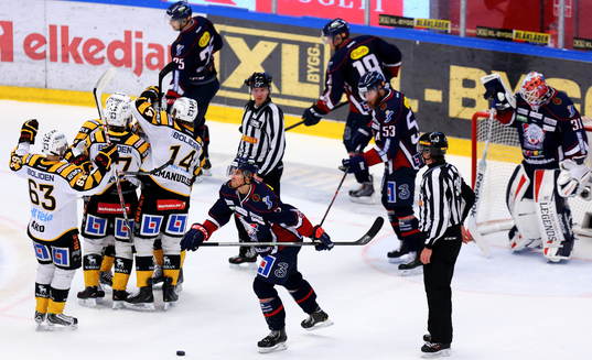 Skellefteås spelare jublar och Linköpings spelare deppar