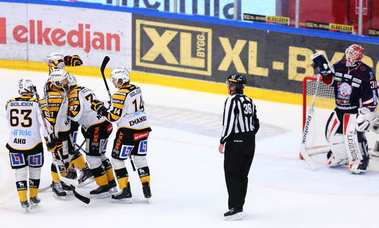 Skellefteås spelare jublar och Linköpings målvakt