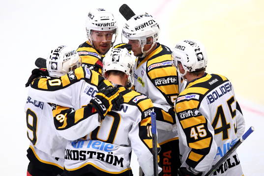 Skellefteås spelare firar