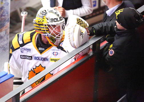 Skellefteås målvakt Markus Svensson ger en ung supporter