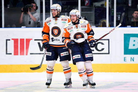 Växjös Robert Rosén firar Ryan Lasch (th)