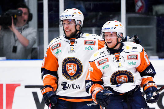 Växjös Robert Rosén firar Ryan Lasch (th)
