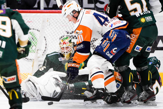 Växjös Dennis Rasmussen oroar med puck framför