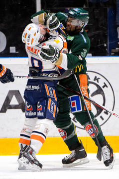 Växjös Ryan Lasch får en smäll av Färjestads Shawn