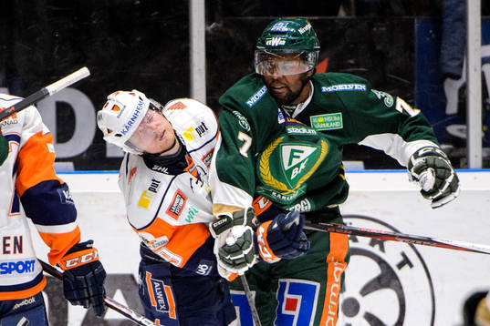 Växjös Ryan Lasch får en smäll av Färjestads Shawn
