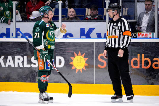 Färjestads Christian Berglund pratar med domare Mikael Nord