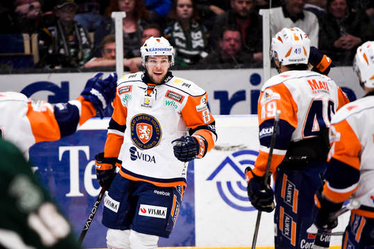 Växjös Robert Rosén jublar