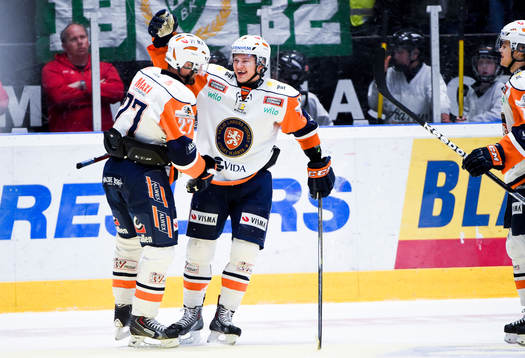 Växjös Jan Hlavac firar 1-6 genom Rhett Rakhshani (th)
