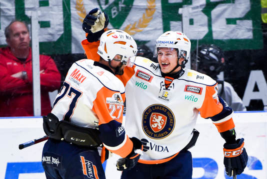 Växjös Jan Hlavac firar 1-6 genom Rhett Rakhshani (th)