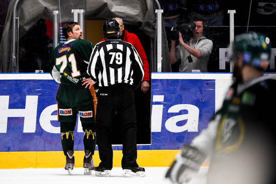 Färjestads Christian Berglund för matchstraff och lämnar