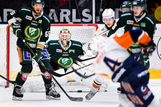 Växjös Niclas Lundgren skjuter mot Färjestads målvakt