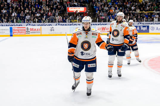 Växjös Robert Rosén jublar