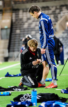 Naprapat Christian Andersson tejpar benet på Andreas