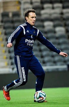 Andreas Johansson dribblar med bollen