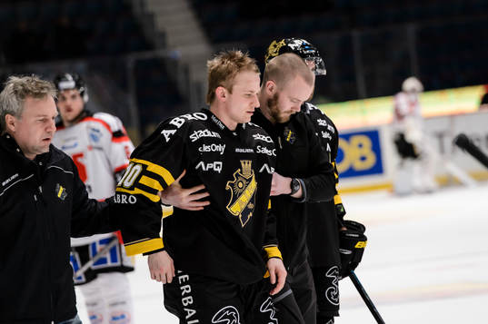 s Marcus Nilsson tas av planen
