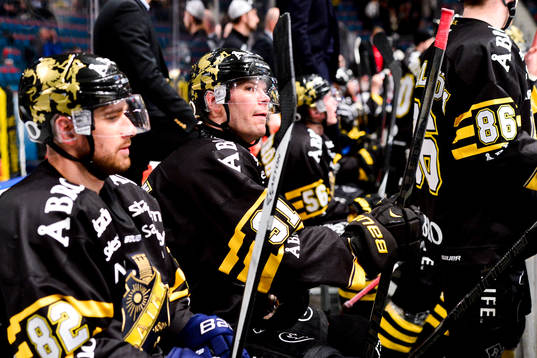 s Carsen Germyn och Björn Melin sitter på bänken