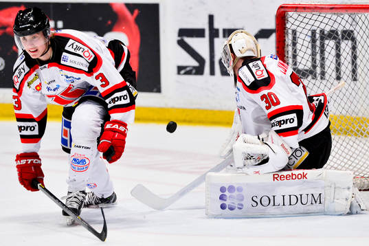 Örebros målvakt Henrik Lundberg räddar ett skott och