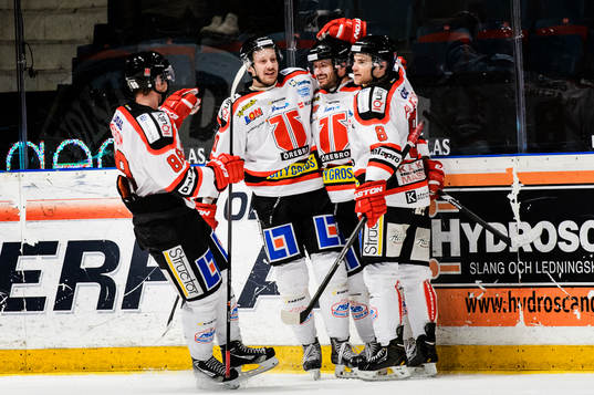 Örebros spelare jublar