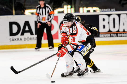 Örebros Johan Wiklander med pucken
