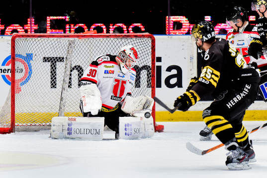 Örebros målvakt Henrik Lundberg räddar ett skott från