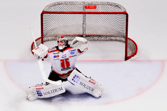 Örebros målvakt Henrik Lundberg jublar