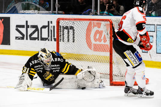 s målvakt Daniel Larsson räddar en straff av Örebros