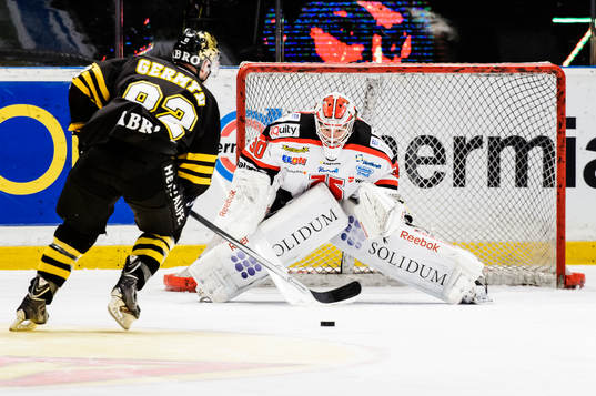 s Carsen Germyn lägger en straff mot Örebros målvakt
