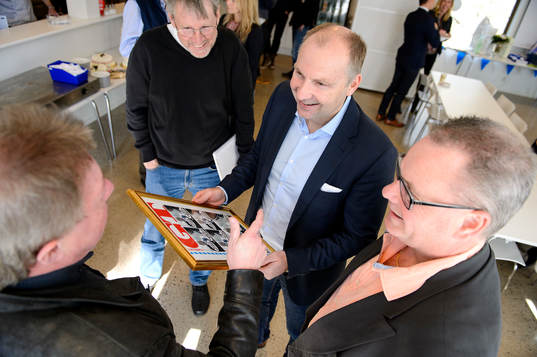 Håkan Mild får en tavla av GT