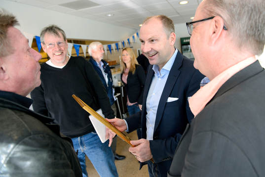 Håkan Mild får en tavla av GT