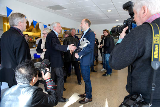 Stig Andersson, SEB, och Håkan Mild blir fotograferade