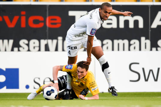 Häckens Walid Atta hoppar över Elfsborgs Lasse Nilsson
