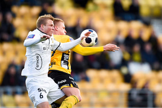 Häckens David Frölund i luftduell med Elfsborgs Per Frick