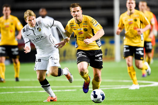 Häckens Oscar Lewicki jagar Elfsborgs Anders Svensson som