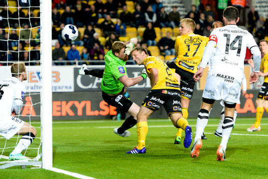 Elfsborgs Anders Svensson nickar in 1-0 bakom Häckens