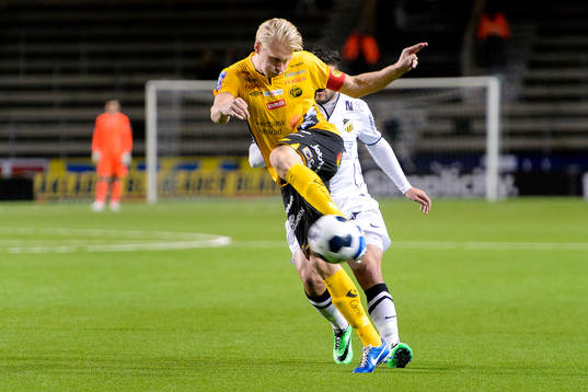 Elfsborgs Johan Larsson skjuter bollen till 2-0
