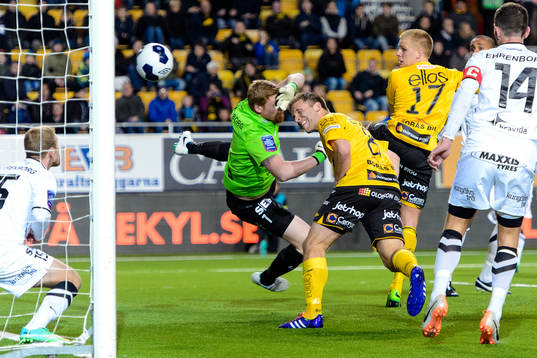 Elfsborgs Anders Svensson nickar in bollen till 1-0 bakom