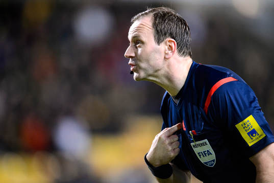 Domare Jonas Eriksson pekar på sig själv
