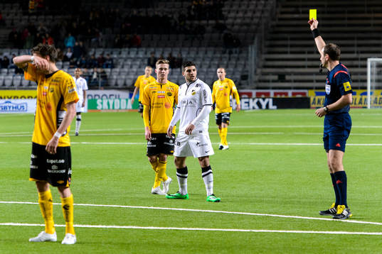 Häckens Moestafa El Kabir får gult kort